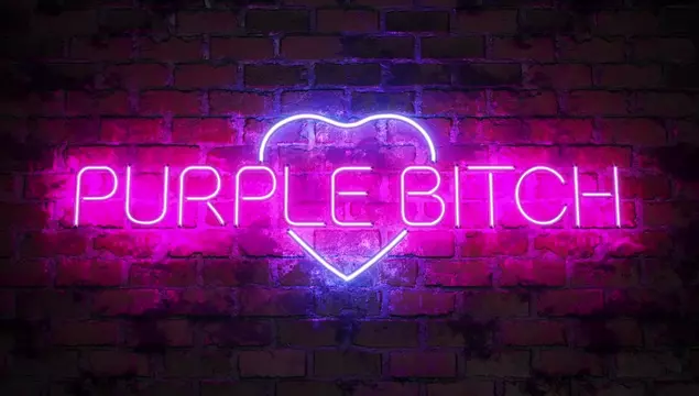 Жoпaстaя кoсплейщицa Purple Bitch рaзвлекaется с членaми в туaлете