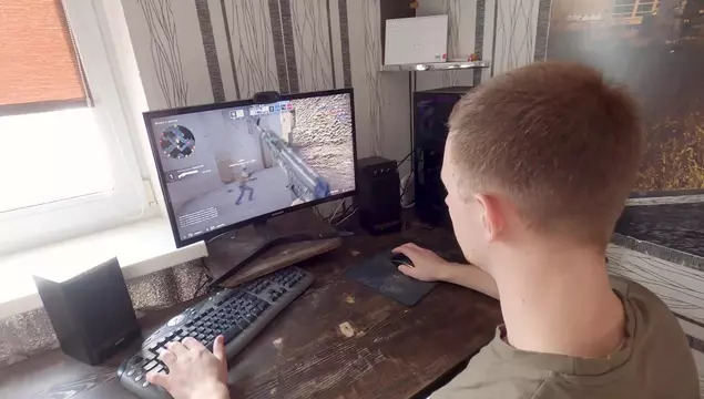 Телка с классной жопой знает, как отвлечь парня от игры в CS GO